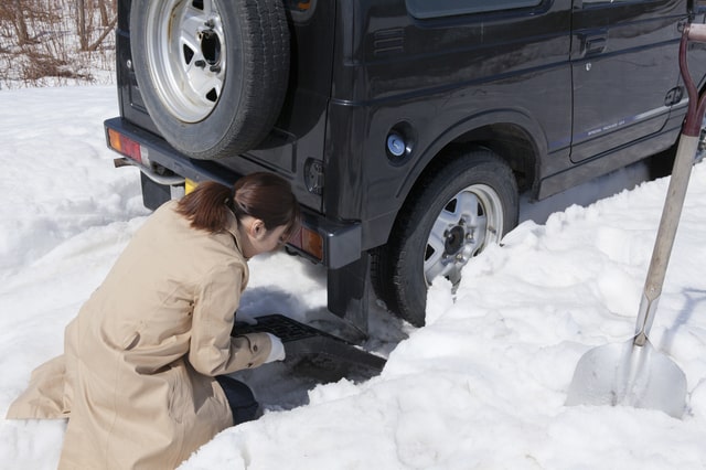 雪道のスタックに注意 タイヤの脱出方法と必要な装備 激安タイヤ交換 東京タイヤ流通センター