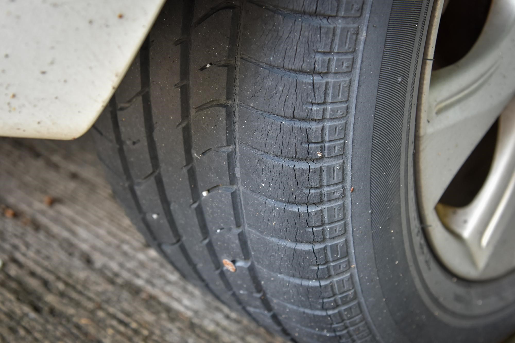 タイヤのひび割れ安全上大丈夫 その原因と対策について解説 激安タイヤ交換 タイヤ流通センター