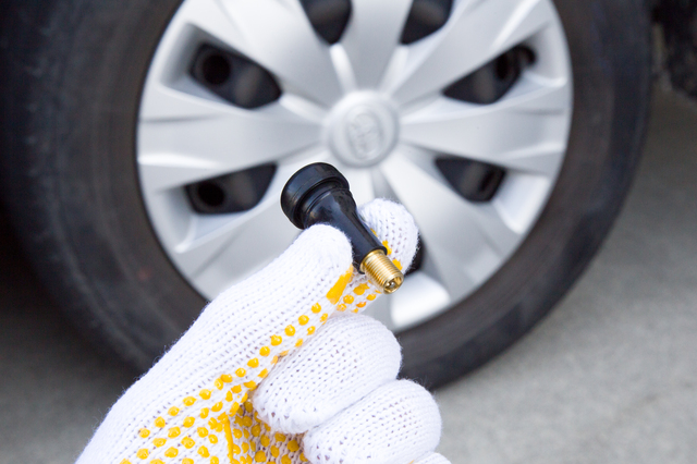 タイヤのバルブ交換は本当に必要 タイミングや費用についても解説します 激安タイヤ交換 タイヤ流通センター タイヤのバルブ交換は本当に必要 タイミングや費用についても解説します 激安タイヤ交換 タイヤ流通センター