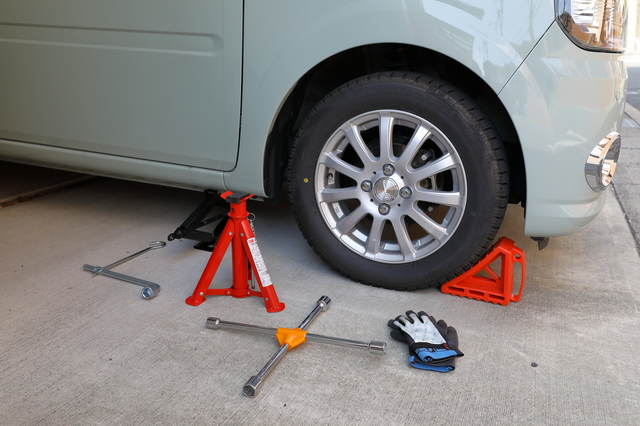 タイヤ交換は自分でできる 必要な工具やリスクについて徹底解説 激安タイヤ交換 タイヤ流通センター