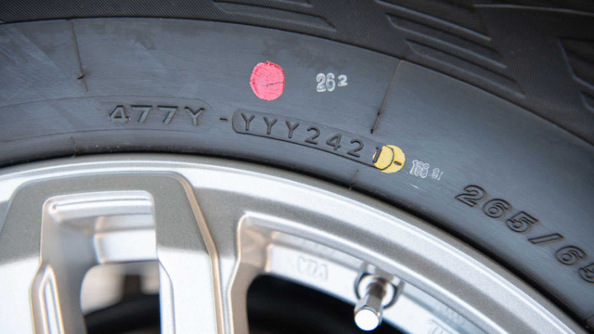新品タイヤについているマークの意味とは？黄色や赤・その他のマーク